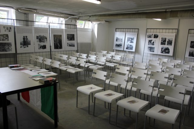 la sala conferenze de le person dij partigian - alle pareti la mostra le ragioni di una scelta nelle fotografie della resistenza foto di franco brunetta